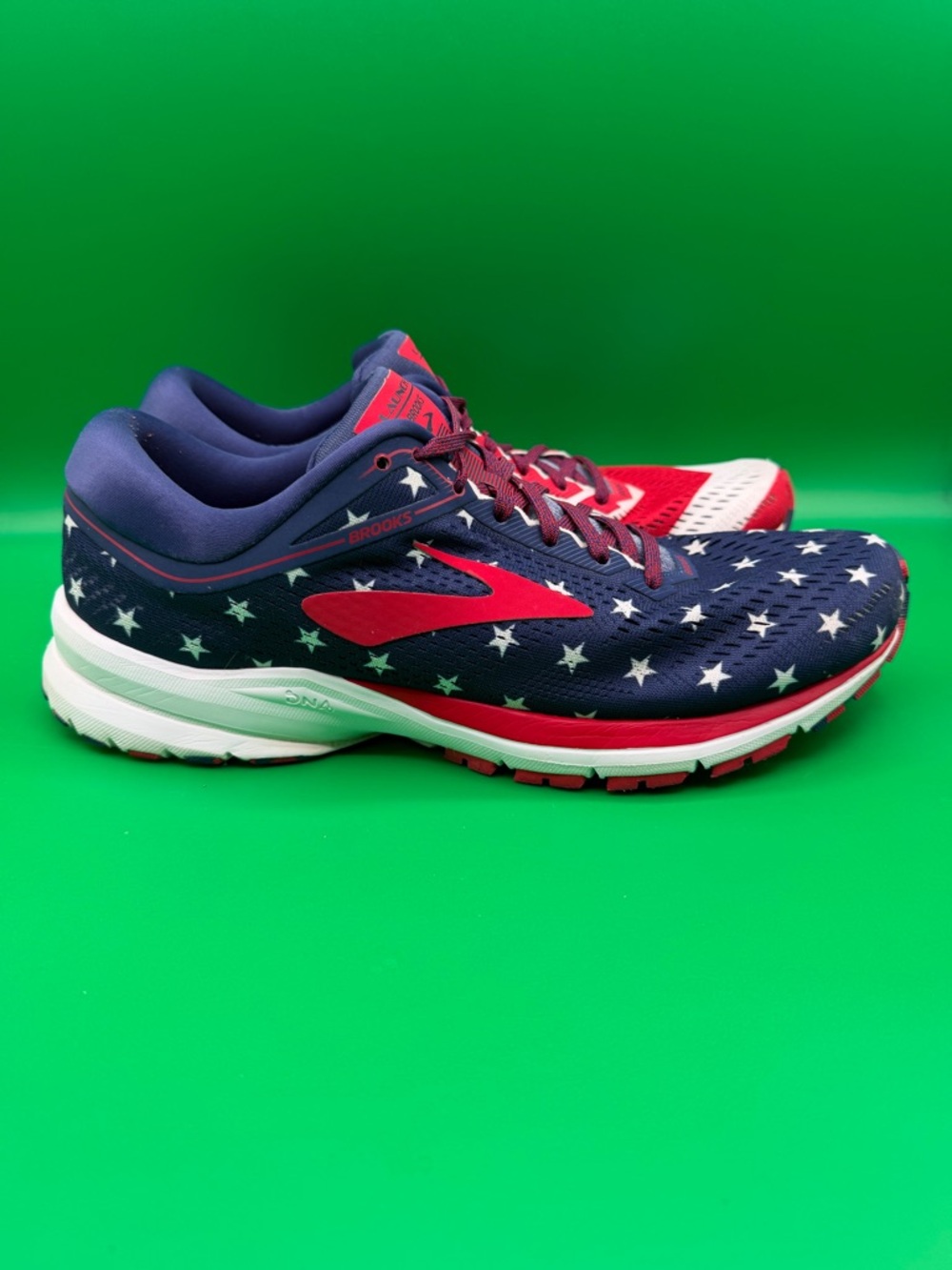 Brooks Star-Print Running Shoes - Navy, Red & White